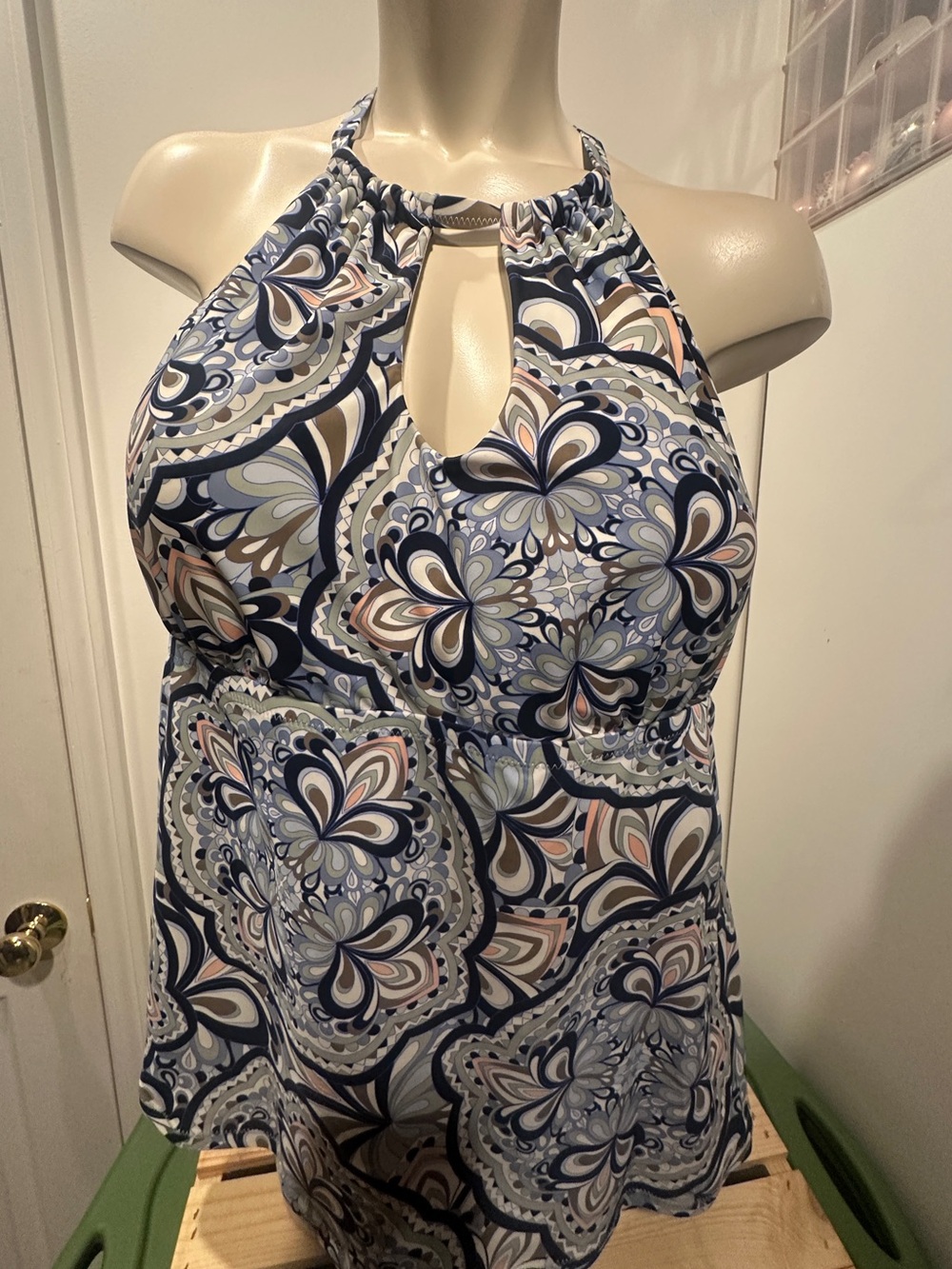 Raisins Navy, Light Blue, Peach and White Top with Keyhole 22W